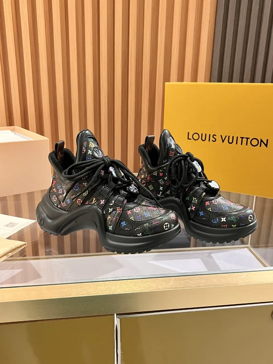 👟👟Ex-factory price 720👟👟 This three-color LV is different. 2025 new Murakami Takashi co-branded black three-color LV fancy button model Archlight donkey brand hardware casual sports dad shoes with an increased heel height of about 5.5cm, 35-41 white letter buckle